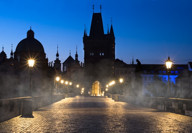 Praga, il ponte carlo di notte