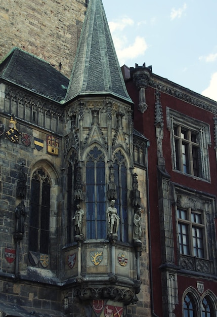 広場と天文時計のプラハチェコ共和国のビュー