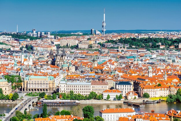 Paesaggio urbano panoramico di praga con la torre zizkov sullo sfondo praga repubblica ceca