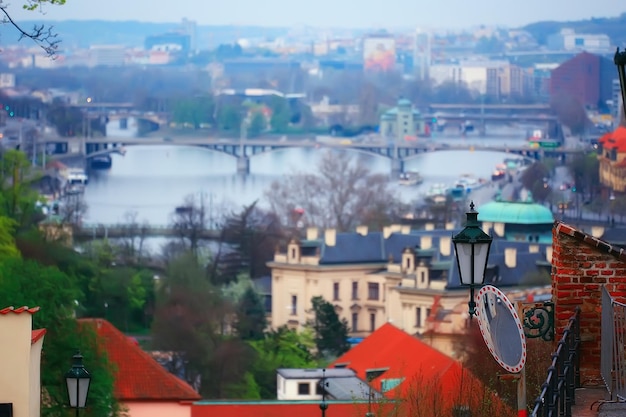 Вид на Прагу / панорамный пейзаж чешской республики, вид на Прагу с красными крышами домов сверху, пейзаж в европейской столице