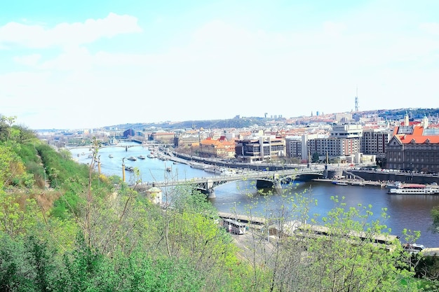 Vista di praga / paesaggio panoramico della repubblica ceca, vista di praga con i tetti rossi delle case dall'alto, paesaggio nella capitale europea