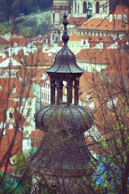 Photo prague view / panoramic landscape of the czech republic, prague view with red roofs of houses from above, landscape in the european capital