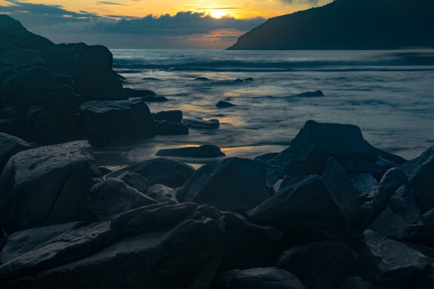 Praia da Armacao Santa Catarina Brazilië beroemd om zijn rotswanden