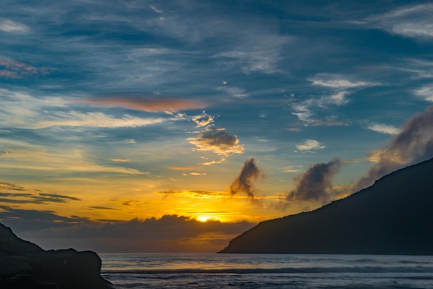 Praia da Armacao Santa Catarina Brazilië beroemd om zijn rotswanden