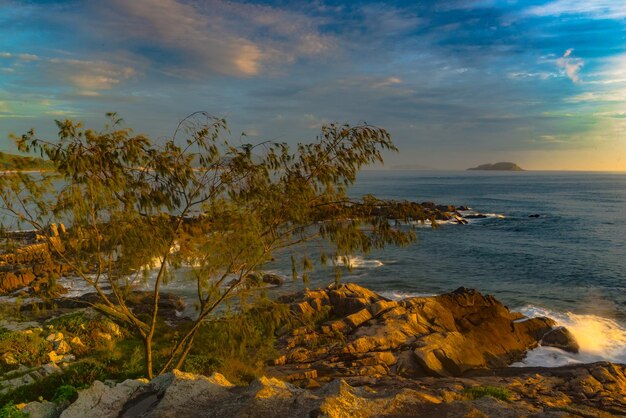 Praia da Armacao Santa Catarina Brazilië beroemd om zijn rotswanden