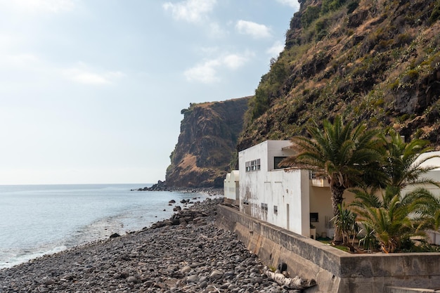 Praia da calheta in estate bellissima costa e scogliere madeira portogallo