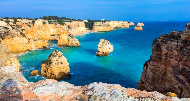 Foto praia da marinha impressionante spiaggia con rocce sulla costa dell'algarve portugal