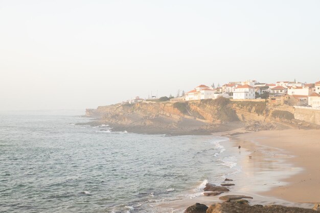 Praia das macas apple beach a colares portogallo in una giornata tempestosa prima del tramonto