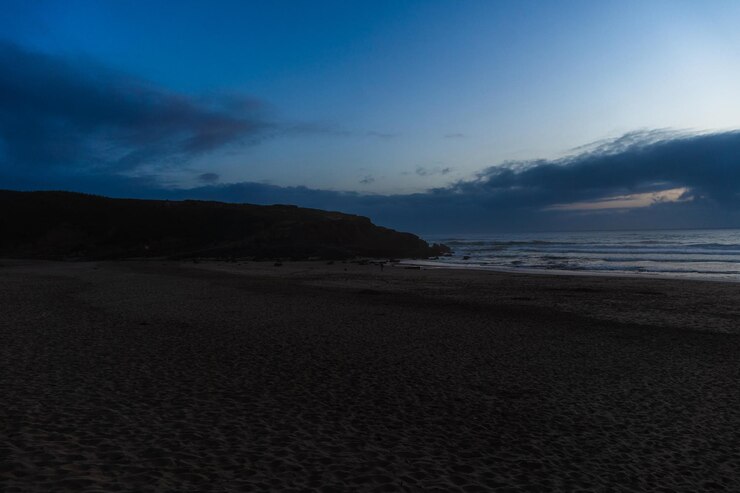 Photo praia das macas apple beach in colares sintra portugal sunny day sunset small town by the sea blue hour