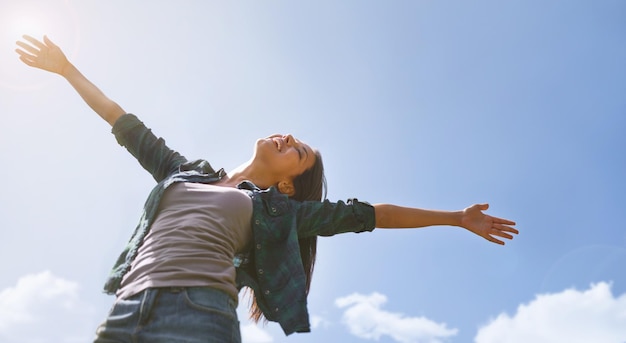 写真 日を祝う外の日を祝う魅力的な若い女性の肖像画