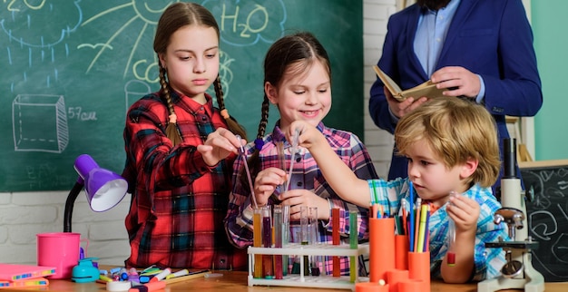 Praktische kennis Elementaire basiskennis Studeren met vrienden is leuk Ervaring wordt kennis Groepsinteractie communicatie Wetenschapsclub is succesvolle aanpak van STEM-onderwijs