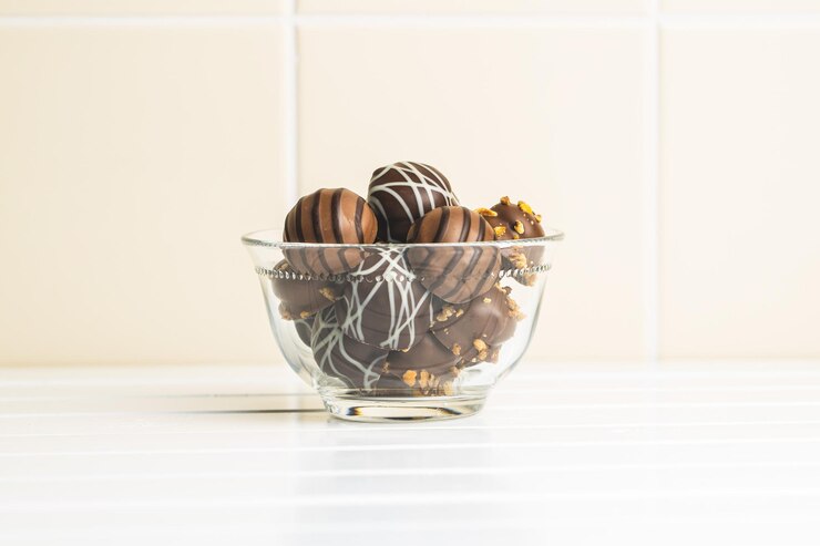 Photo プラリネ ボンボン ボウルにチョコレート トリュフ