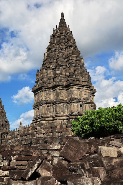 Prambanan은 인도네시아 자바 족자카르타에 있는 힌두교 사원입니다.