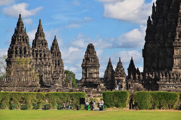 Prambanan은 인도네시아 자바 족자카르타에 있는 힌두교 사원입니다.