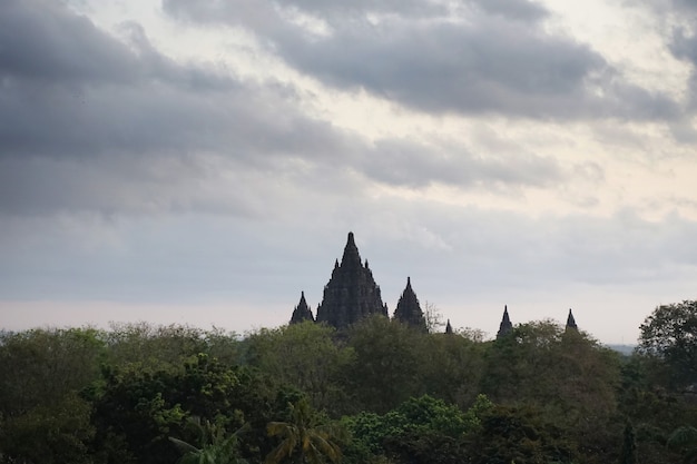 Prambanan-tempel met bewolkte blauwe hemelachtergrond een Hindhu-tempel in Yogyakarta Indonesia