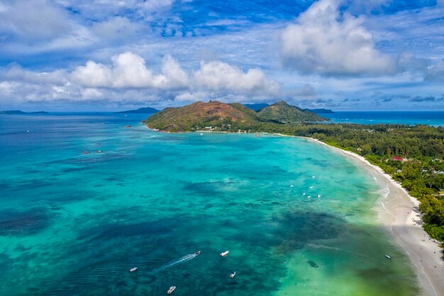 Praslin eiland Seychellen paradijs strand luchtfoto drone panorama landschap anse volbert