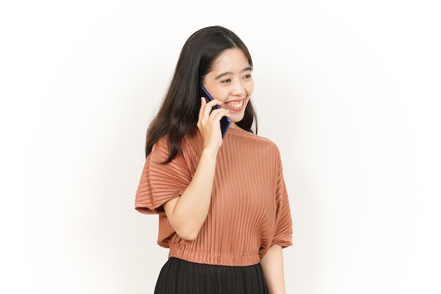 Praten aan de telefoon en glimlach van mooie Aziatische vrouw geïsoleerd op een witte achtergrond