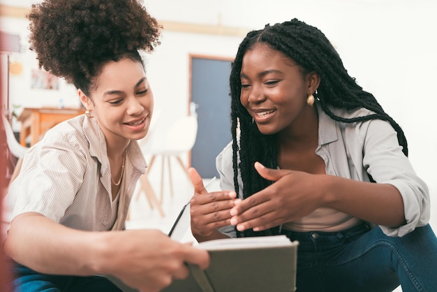 Praten over planning en samenwerking van vrouwelijke universiteitsstudenten die aan een groepsproject werken Teamwerk van jonge vrouwen die samen een teamstudiestrategie bespreken voor een schoolpresentatie voor de universiteit