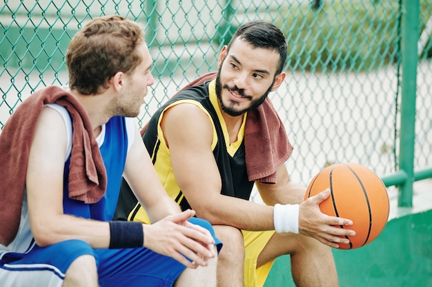 Pratende basketballers