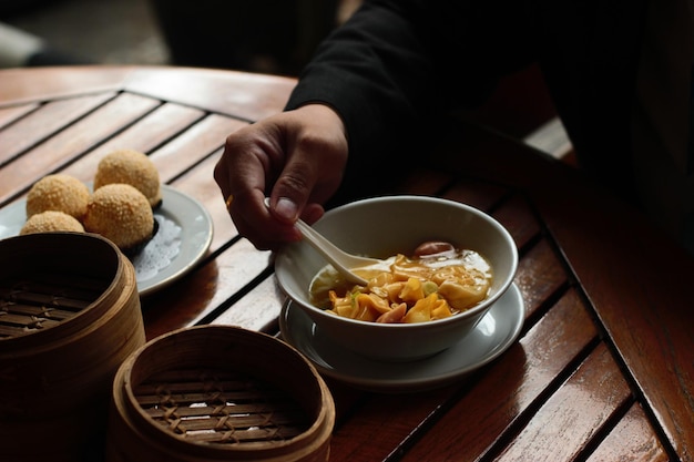 海老餃子スープ中国アジア料理の背景