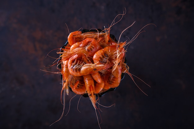 Foto gamberi gamberetti cotti. crostacei e frutti di mare. cibo per feste estive