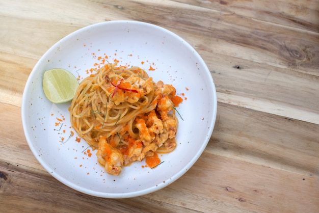 Foto spaghetti di gamberi con salsa tailandese