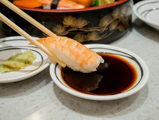 醤油漬けの箸で海老寿司