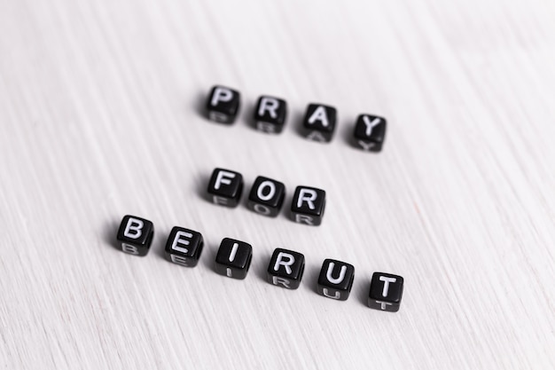 사진 베이루트 사인을 위해 기도합니다. 2020년 레바논 폭발에 대한 지원 표시. 연대와 지지의 메시지. 단어는 흰색 바탕에 베이루트를 위해 기도합니다.