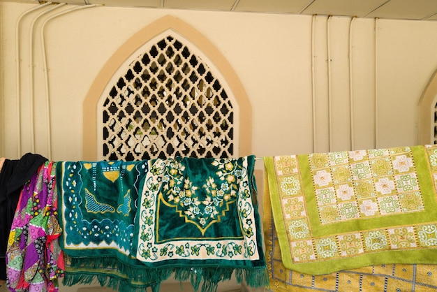 Photo pray mats drying outside the mosque during month of ramadan