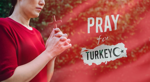 Photo pray for turkey with flag banner woman pray for turkey