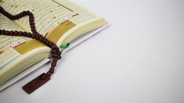 Чётки на вырезанном открытом Священном Коране