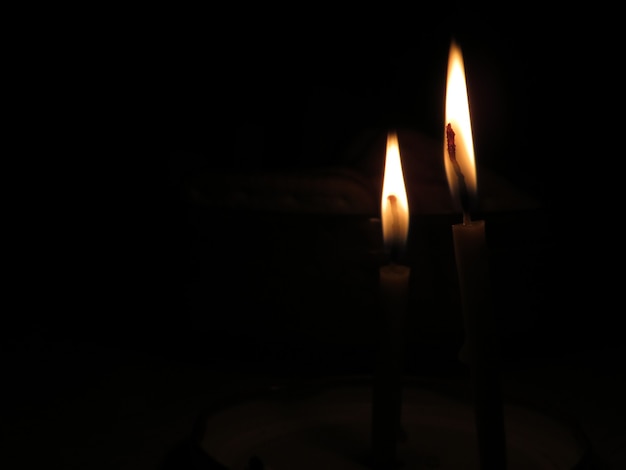 Candela di preghiera in mano a lume di candela a