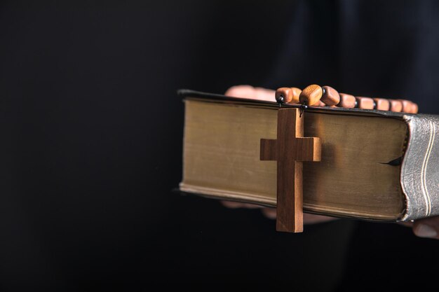 Photo prayer man holding bilbe with cross