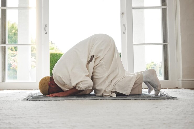 Photo prayer muslim and islamic with man on living room floor for eid mubarak god and worship quran hope and ramadan with spiritual person praying on mat at home for faith religion and gratitude