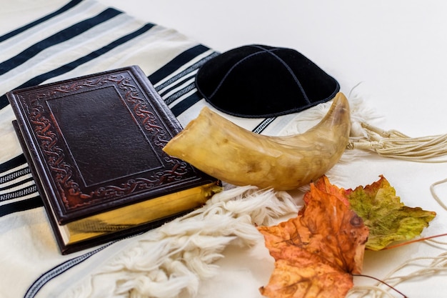 Photo prayer shawl tallit prayer book and shofar horn rosh hashanah jewish new year holiday yom kippur