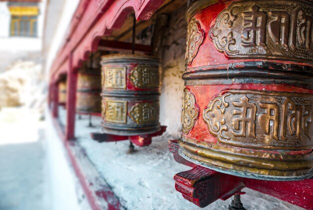 Foto ruota di preghiera nel monastero di shey leh ladakh