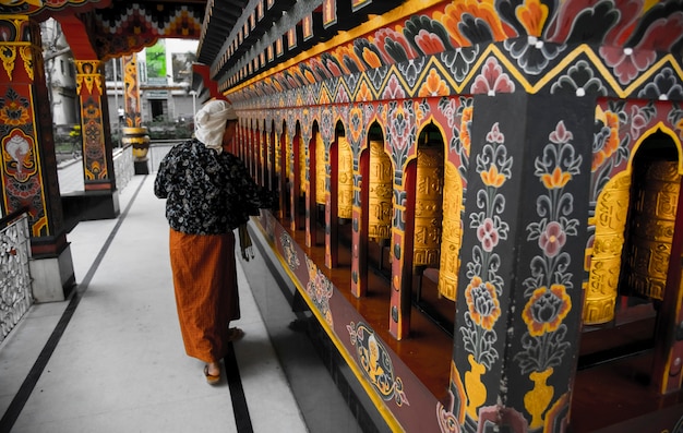 사진 phuentsholing monastry bhutan에서기도 바퀴