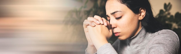 写真 暗い背景の祈りの女性