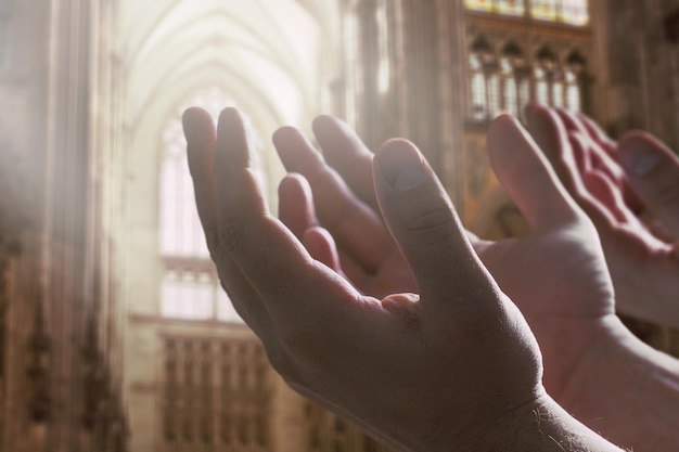 Foto pregare alzare le mani insieme in chiesa