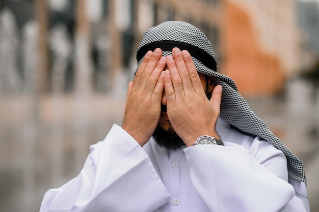 Молиться. Молодой бородатый арабский парень делает намаз