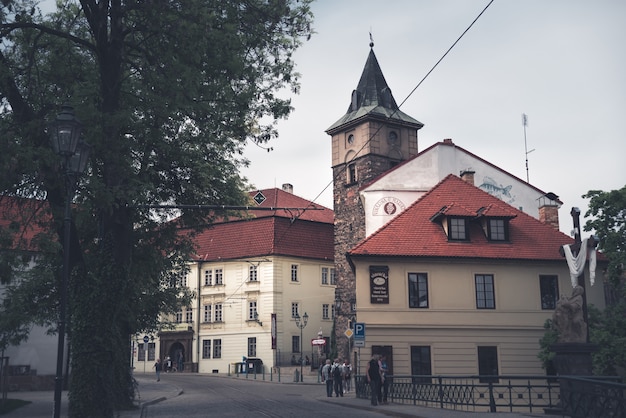 古い水の塔のPrazska通り。 Pilsen（Plzen）、チェコ共和国
