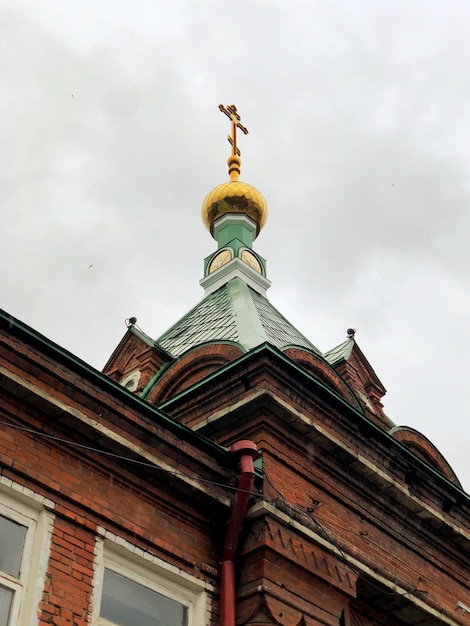 Foto pre-revolutionair russisch gebouw gebouwd in 1750-1900 in de provinciestad perm