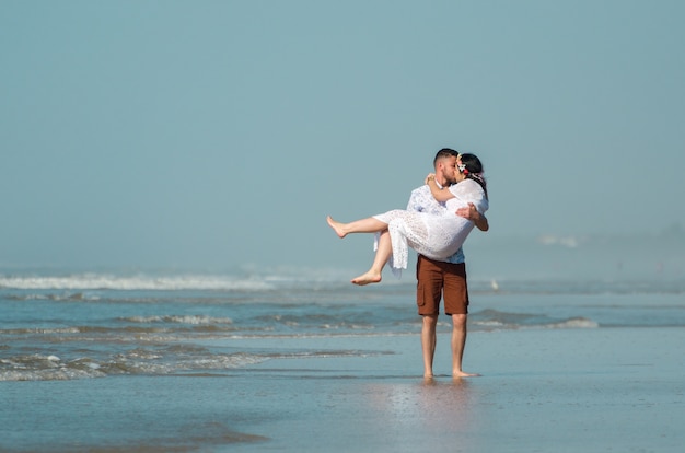 結婚式前のカップルと素晴らしい風景