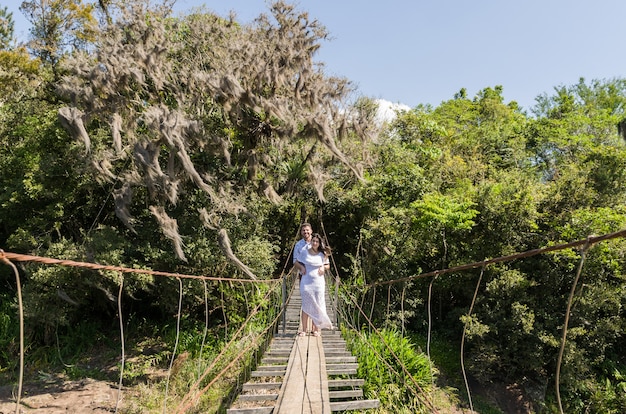 結婚式前のカップルと素晴らしい風景