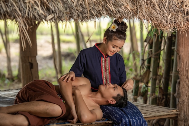 Pre-Wedding shoot in Garden in Thaise traditionele klederdrachten