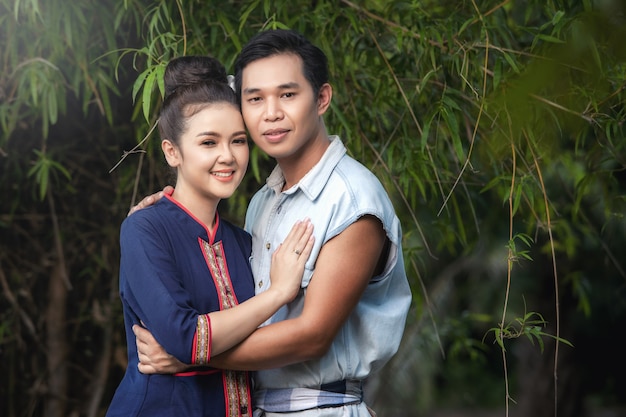 Servizio fotografico pre matrimonio all'interno del giardino in costumi tradizionali tailandesi