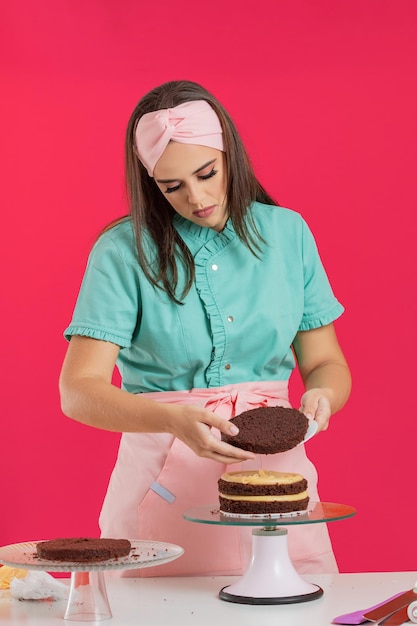 Photo preatty pastry chef making a delicious cake