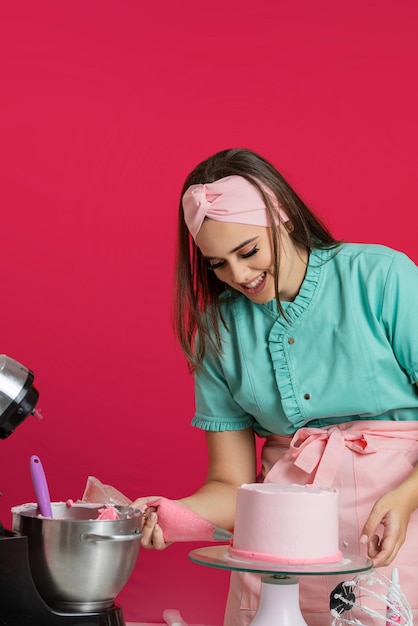 Preatty patissier die een heerlijke cake maakt