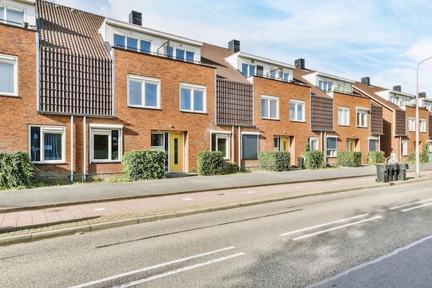 Foto precair buitenaanzicht van bakstenen gebouwen met meerdere verdiepingen