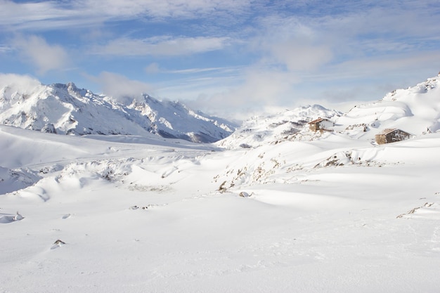 Prezioso paisaje de montana nevado con casitas
